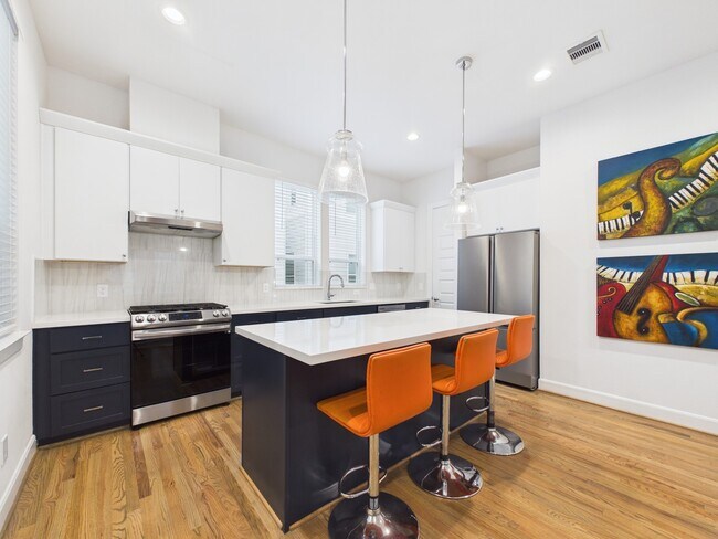 Foto del edificio - 2711 Clinton Dr