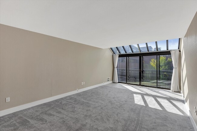 Building Photo - 275 W Roy St