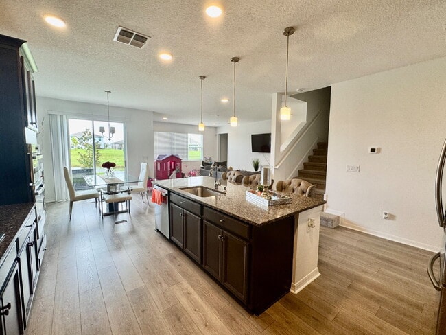 Foto del edificio - "Spacious 5-Bedroom Sanctuary with 4 Full ...