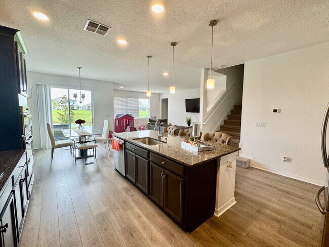 Foto del edificio - "Spacious 5-Bedroom Sanctuary with 4 Full Baths in Wimauma - 3,566 Sq Ft of Comfort!"