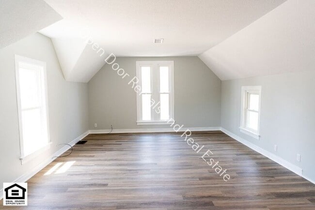 Building Photo - 109 1/2 E Broad St
