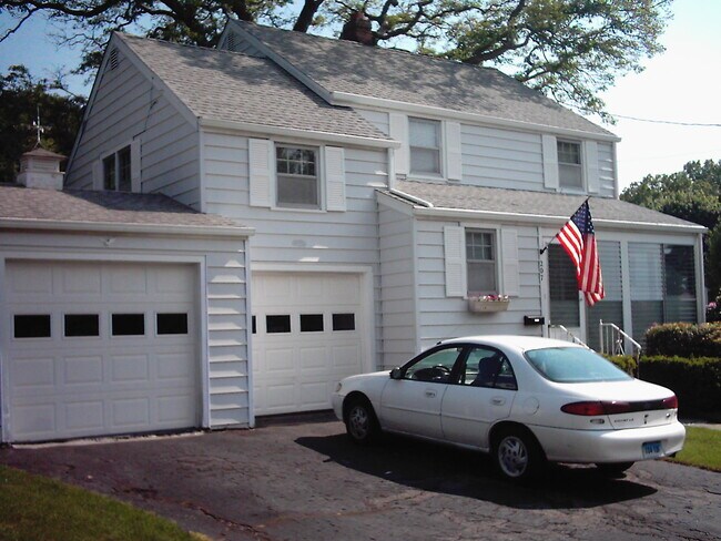 207 Sunflower Ave, Stratford, CT 06614 Frente - 207 Sunflower Ave