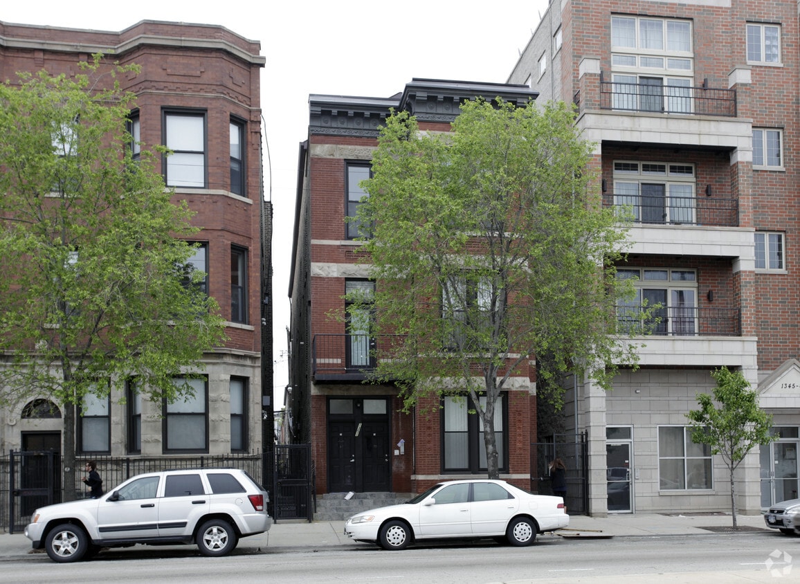 Primary Photo - 1351 N Ashland Ave