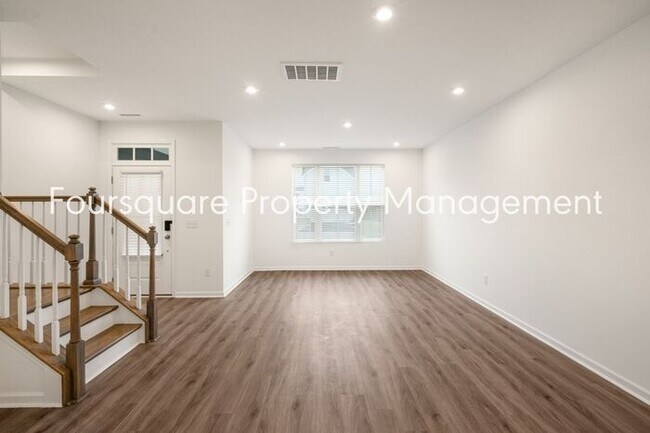 Building Photo - 2 Story Townhouse | One Car Garage | Hardw...