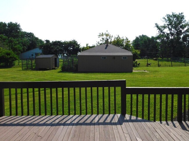 Building Photo - 5 acres and a Large 6 bedroom house. Extra garages and sheds.