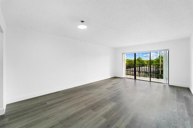 Foto del edificio - 650 NE 149th St