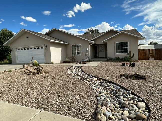 Building Photo - 3 Bedroom 2 Bathroom Home available starti...