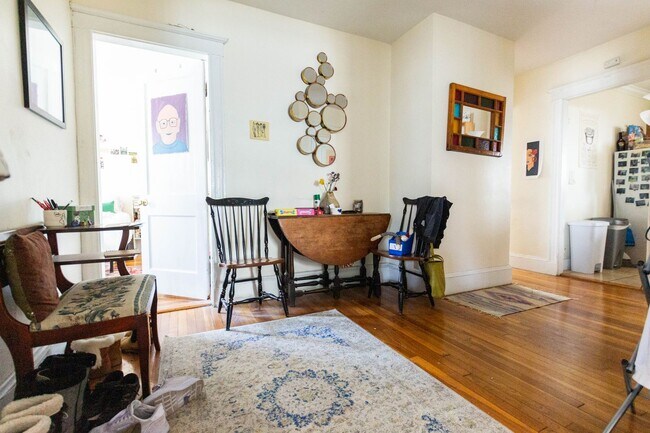 Building Photo - Brighton 4 Bed / 2 Bath – Spacious Layout – 9/1 Move-In