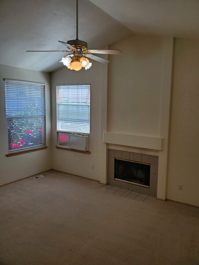 Foto del edificio - Great 3 bedroom home available now!