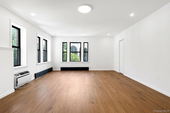 Foto del edificio - 100-05 69th Ave