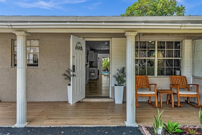 Building Photo - 4633 SW 28th Ave