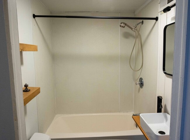 Building Photo - 2 BED, 1 BATH LOCATED ONE MILE FROM IU CAMPUS