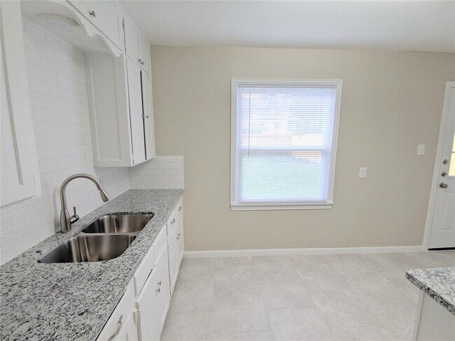 Building Photo - 7422 Lakehurst Dr