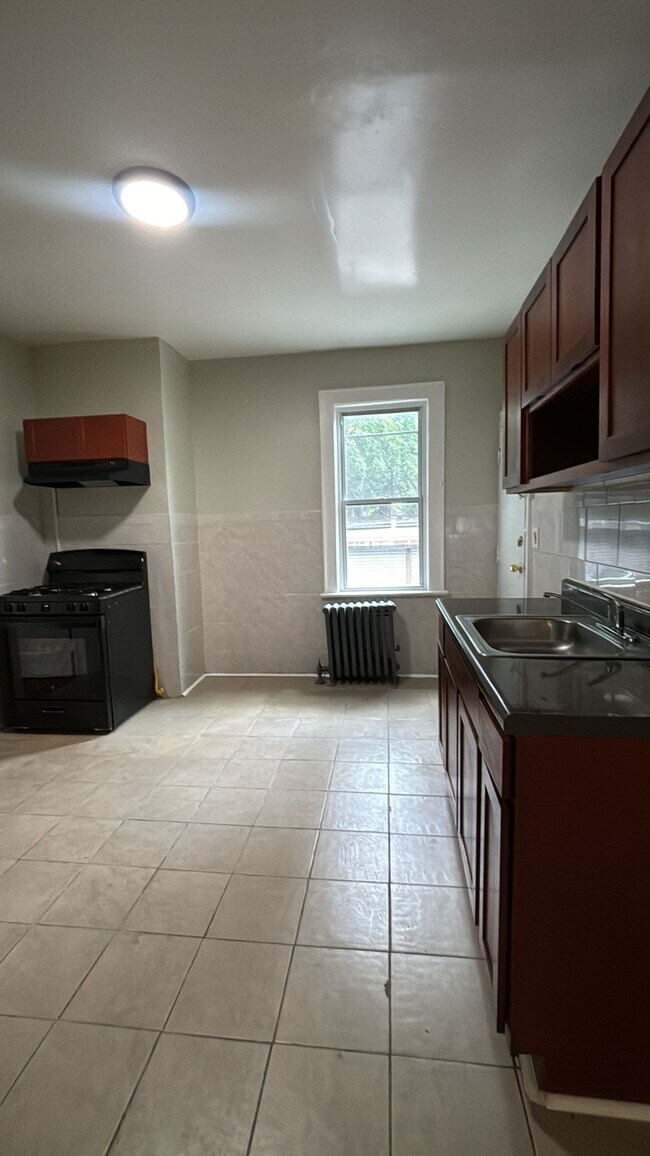 262 Ellis Ave 1 - 263 Ellis Ave