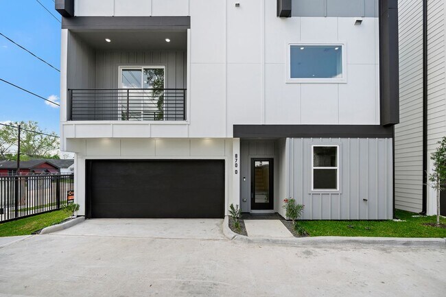 Building Photo - 870 W Little York Rd