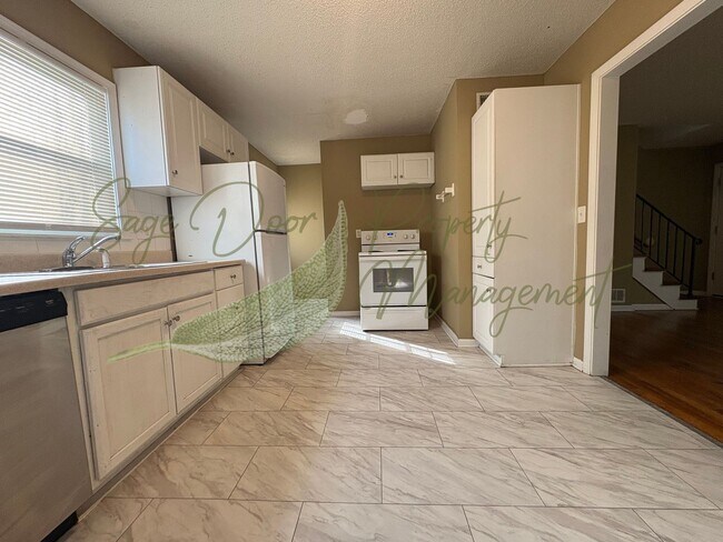 Building Photo - DUPLEX IN INDEPENDENCE!!!