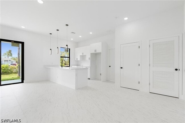 Foto del edificio - 3175 Sunshine Blvd N