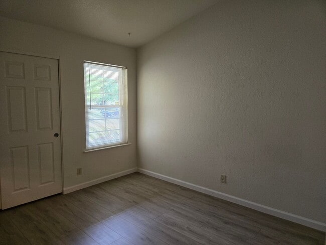 Building Photo - 369 Leffler Pl