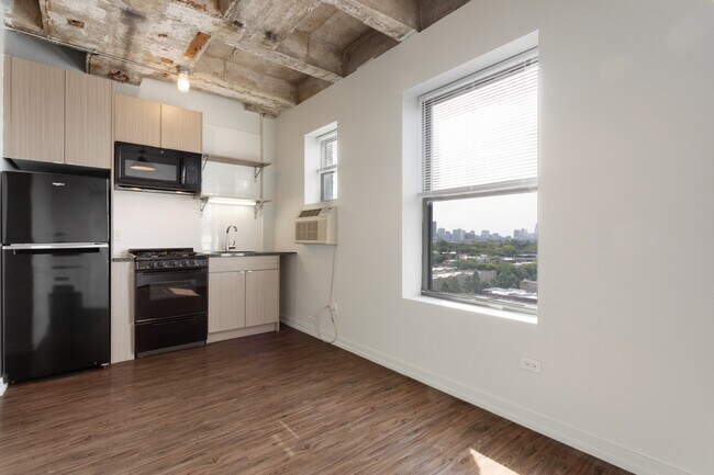 Building Photo - 1325 W Wilson Ave