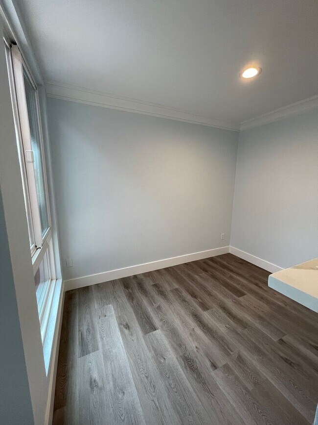 Building Photo - Stunning Beach Condo! One Bed newly Upgraded!