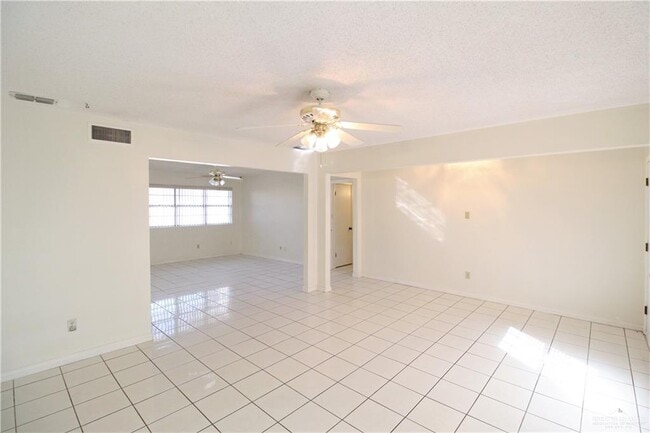 Building Photo - 206 W Esperanza Ave