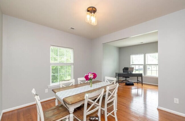 Building Photo - 5700 Barnwood Dr
