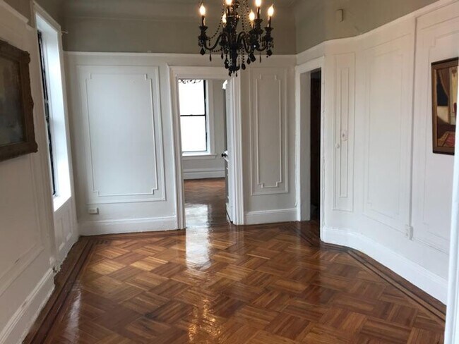 Building Photo - 557 5th Ave