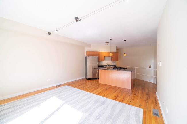 Building Photo - 1060 N Hermitage Ave