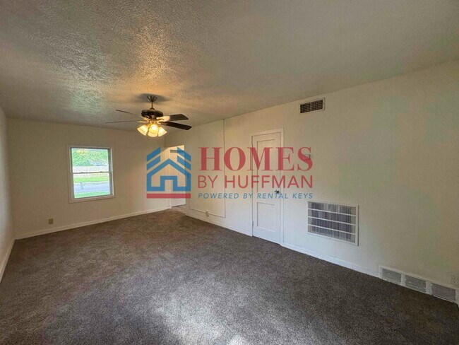 Foto del edificio - Three Bedroom House | Detached Garage