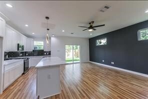 Foto del edificio - 7330 Krueger Rd
