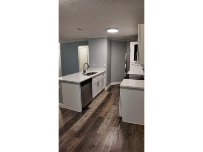 Building Photo - 2 Bedroom Condo in the Landings