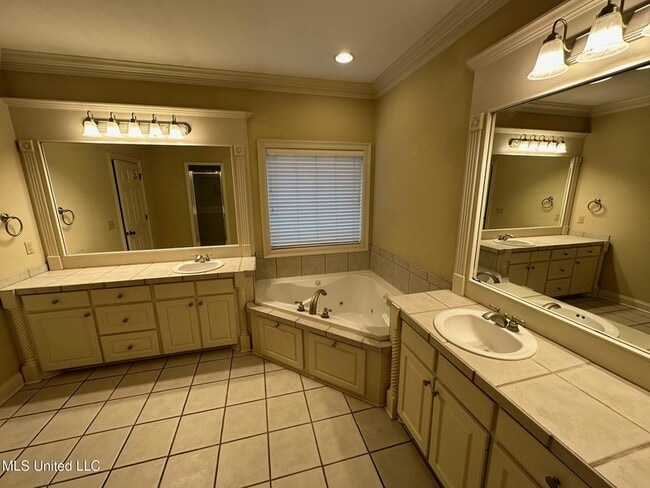 Building Photo - 121 Hallmark Pl