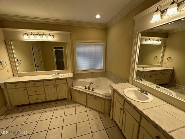 Foto del edificio - 121 Hallmark Pl