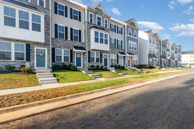 Foto del edificio - New Construction 3 Bedroom Townhome in Fre...