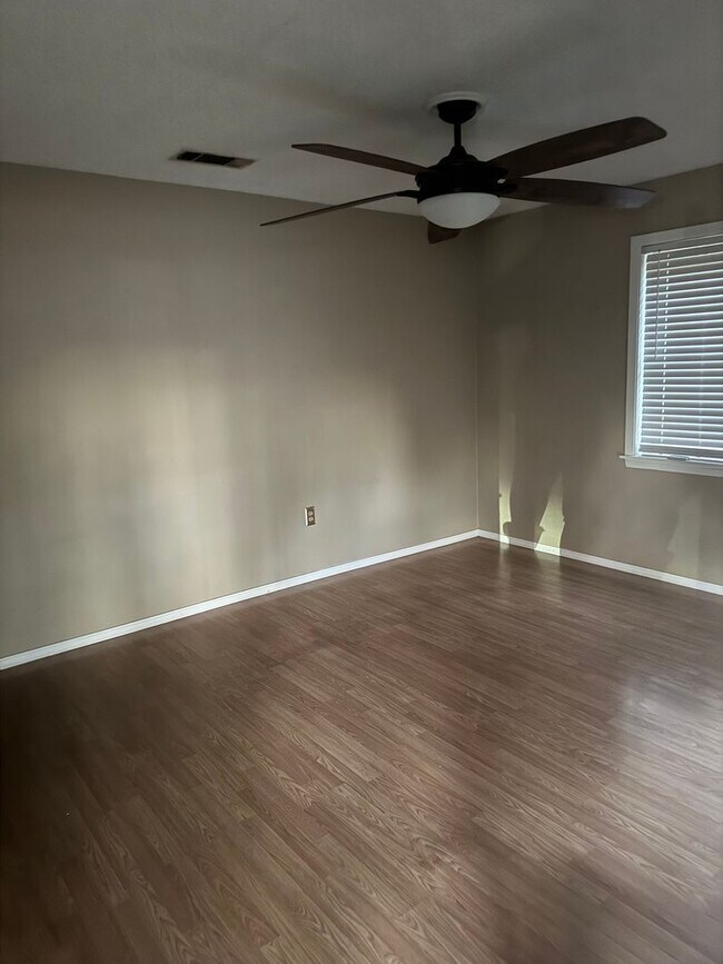 Foto del edificio - 1029 W Bert Kouns Industrial Loop