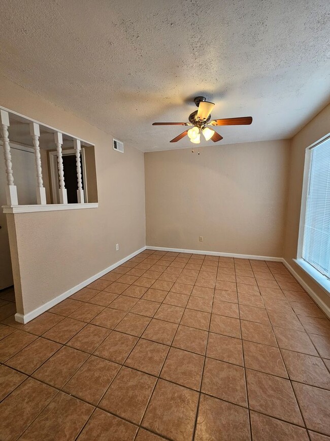 Foto del edificio - (3) Bed/(1.5) Bath Townhome Avail NOW!