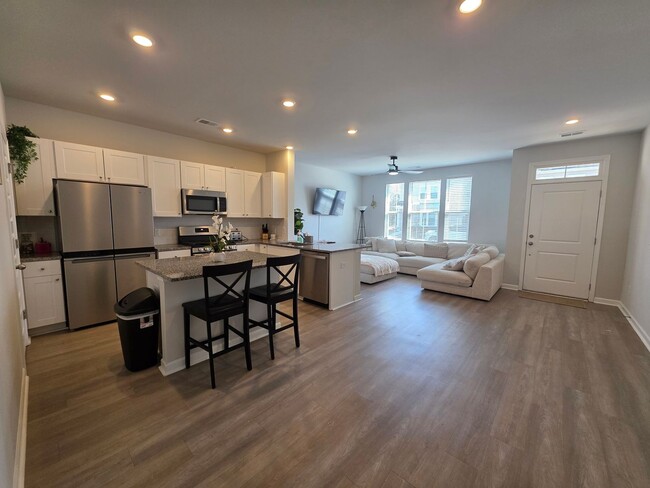 Foto del edificio - New Build 3 Bed/ 2.5 Bath Townhome Off Cen...