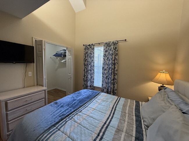 Building Photo - Penthouse Fully Furnished - Lakeview 2 Bed...