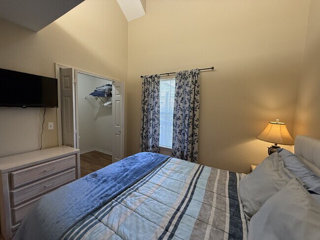 Foto del edificio - Penthouse Fully Furnished - Lakeview 2 Bed...