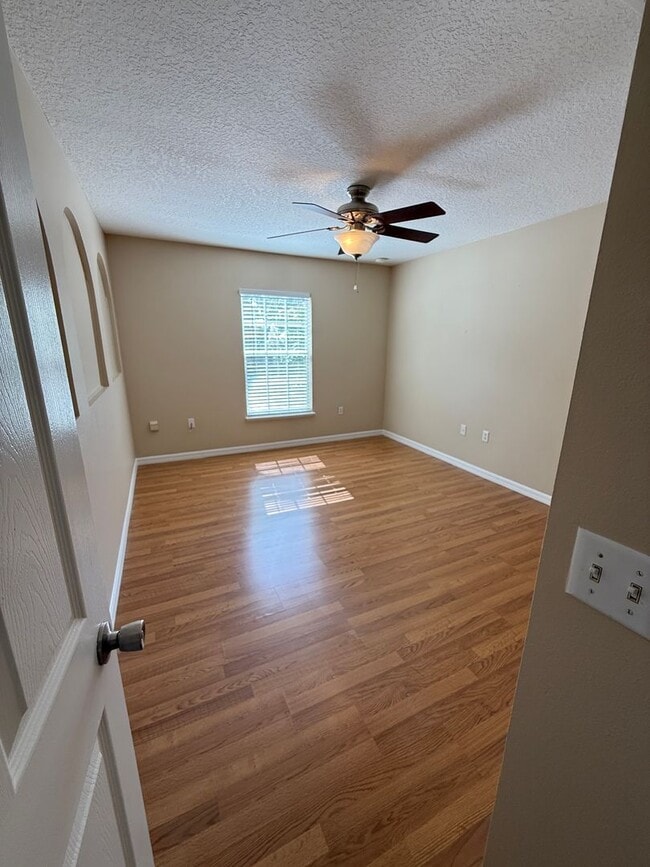 Building Photo - Leesburg 4 Bed 2.5 Bath w/ Den!