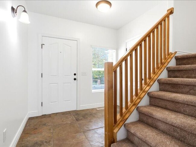 Building Photo - DRAPER  BEAUTIFUL 3 BED 2.5 BATH TOWNHOME