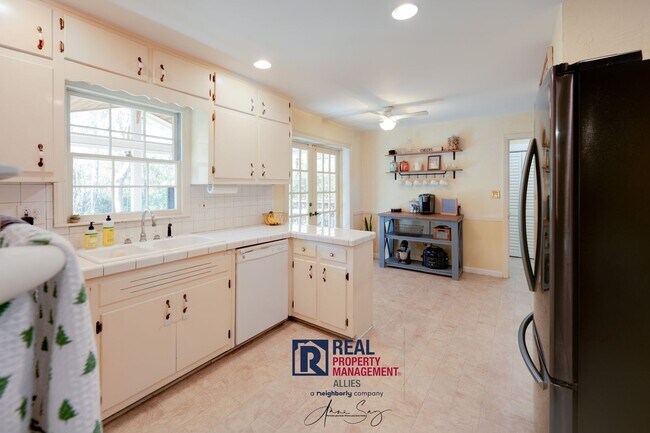 Building Photo - Charming Roswell Home