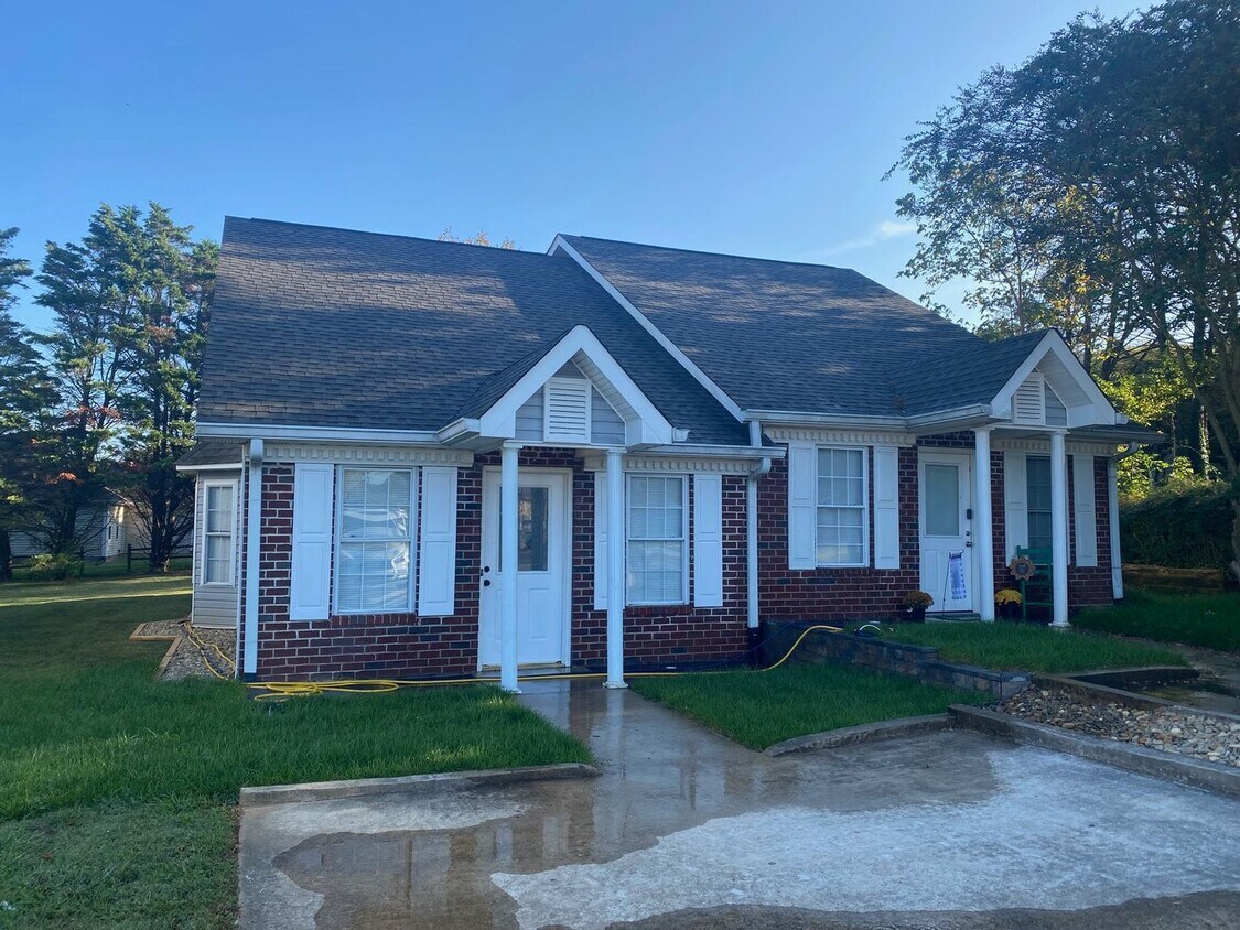 Primary Photo - 2 bed 2 bath duplex