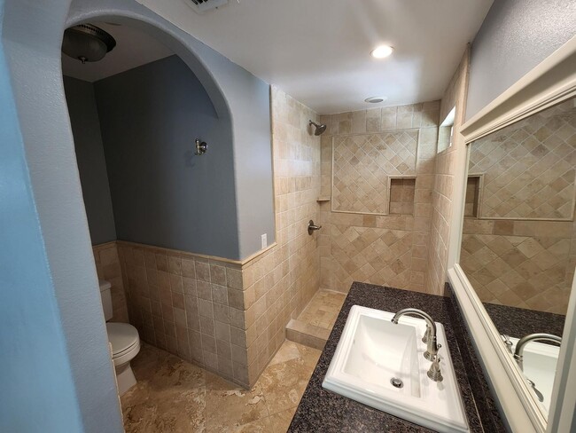 Building Photo - Beautiful 3 Bedroom 2 Bath Home,