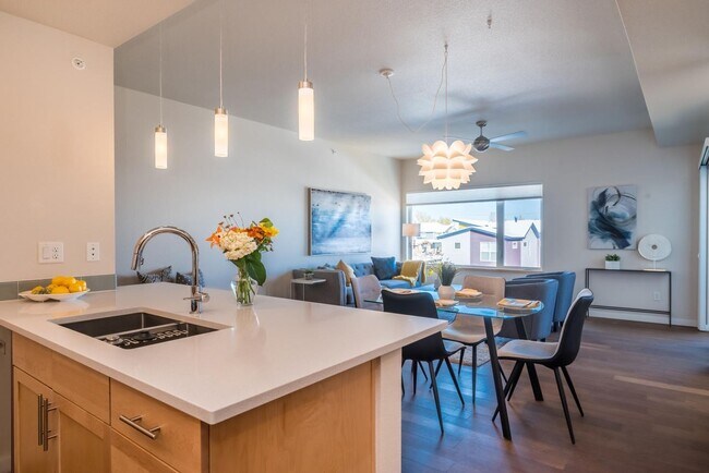 Foto del edificio - Quiet, north and east facing penthouse uni...