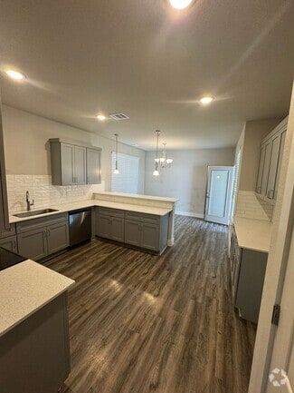 Building Photo - 660 The Cottages