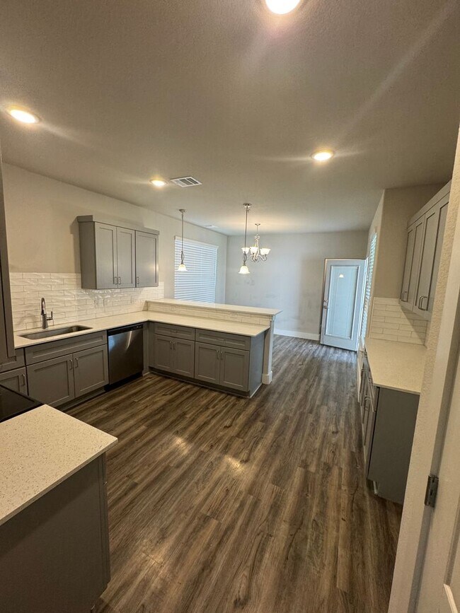 Building Photo - 3/2.5 Home in Inviting Neighborhood!!
