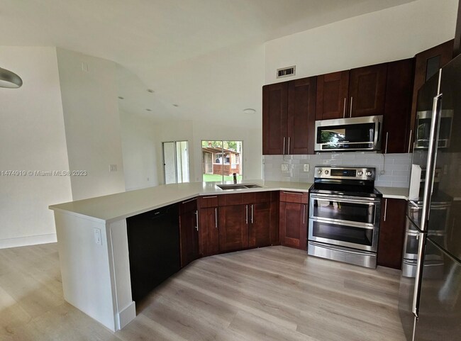 Foto del edificio - 9901 NW 51st Ln