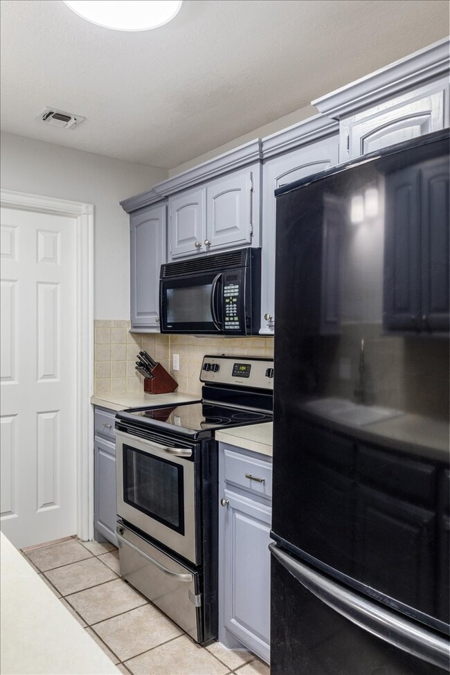 Building Photo - 4033 NW Ozmun-Fully Furnished