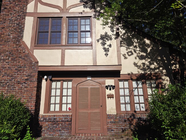 Building Photo - 750 N Auburndale St